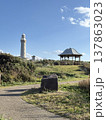 山口県の観光名所　角島灯台とガゼボのある公園風景 137863023