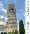 青空と雲を背景にそびえるイタリア・ピサの斜塔 137863026