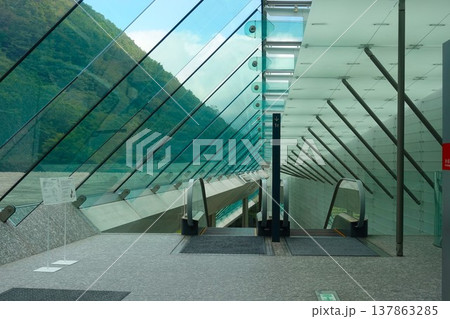箱根・ポーラ美術館の緑の山々を望むガラス張りのエスカレーター 137863285