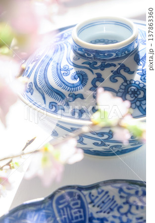 和風のイメージ画像［染付の器と桜］ 137863360