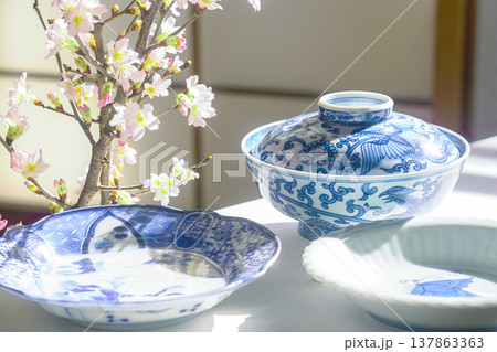 和風のイメージ画像［染付の器と桜］ 137863363