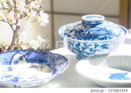 和風のイメージ画像［染付の器と桜］ 137863364
