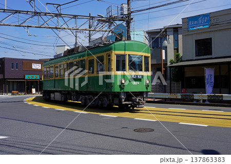 晴天の下腰越の急カーブを走る江ノ電300形 137863383
