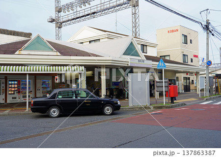 三角の屋根が特徴の西武鉄道西所沢駅 137863387