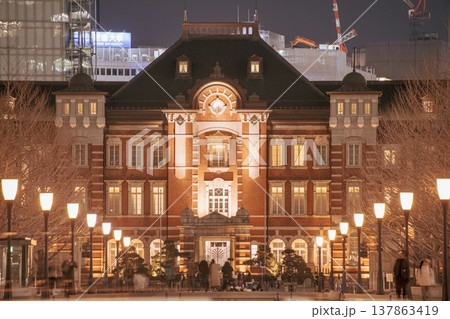 東京都、行幸通りから眺める東京駅の夜景 東京都、行幸通りから眺める東京駅の夜景 137863419