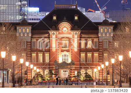 東京都、行幸通りから眺める東京駅の夜景 東京都、行幸通りから眺める東京駅の夜景 137863420
