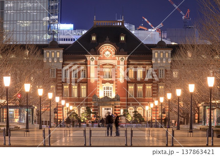 東京都、行幸通りから眺める東京駅の夜景 東京都、行幸通りから眺める東京駅の夜景 137863421