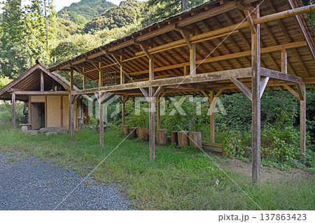 愛媛県内子町石畳清流園ののどかな風景 杉皮葺きの水車小屋と木造の東屋が彩る山里 137863423
