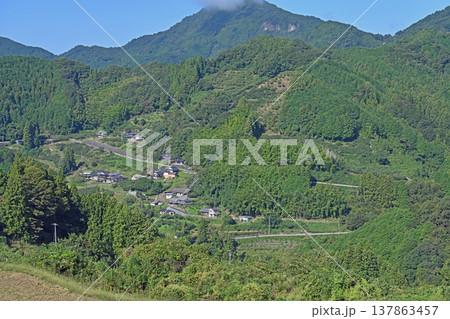 愛媛県内子町石畳地区の緑豊かな山里風景 斜面に集落が点在する情緒溢れる日本の原風景 137863457