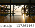 夕日が水面に反射するリゾートホテルのインフィニティプール 137863462