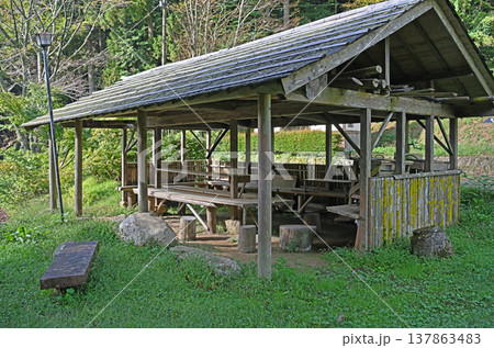 愛媛県内子町石畳地区の静かな休息所 杉皮葺きの屋根と木組みが美しい山里の東屋風景 137863483