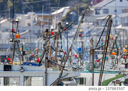 港に停泊する漁船の航海灯 137863507