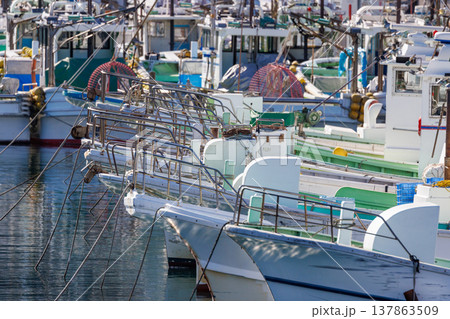 停泊する漁船の船首と美しい水面反射 停泊する漁船の船首と美しい水面反射 137863509