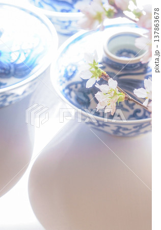 和風のイメージ画像［染付の器と桜］ 137863678