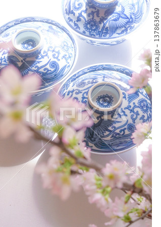 和風のイメージ画像［染付の器と桜］ 137863679