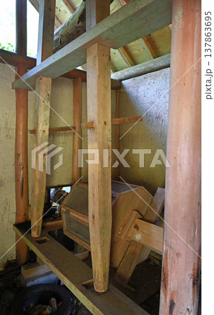 愛媛県内子町石畳地区に息づく伝統技術 水車小屋内部で時を刻む木製唐臼と山里の知恵 愛媛県内子町石畳地区に息づく伝統技術 水車小屋内部で時を刻む木製唐臼と山里の知恵 137863695