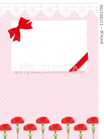 赤いカーネーションとリボンつきカードのフレームとレースの飾りと水玉模様の背景、母の日の背景イラスト 137863708