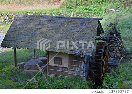 愛媛県内子町石畳清流園に佇む水車小屋 苔むす杉皮葺き屋根と伝統的木製水車の山里風景 137863757