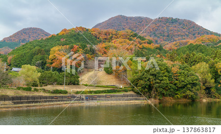 紅葉の二上山 雄岳雌岳と鳥谷口古墳と大池 2025年12月8日 137863817