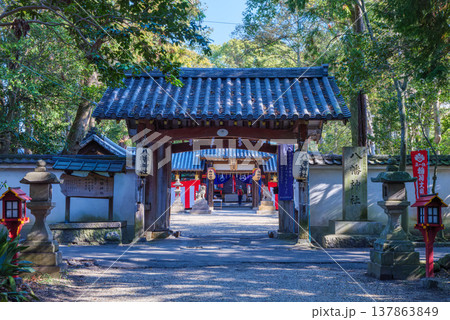 奈良市東九条町の八幡神社(元石清水八幡宮) 御神門 2020年1月2日 137863849