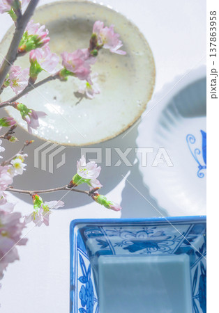 和風のイメージ画像［有田焼と桜］ 137863958