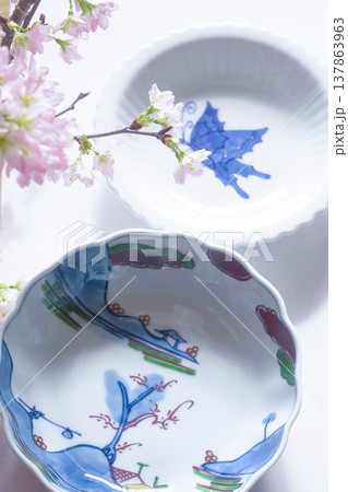 和風のイメージ画像［有田焼と桜］ 137863963