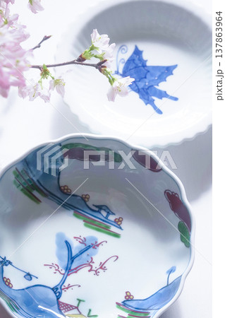 和風のイメージ画像［有田焼と桜］ 137863964