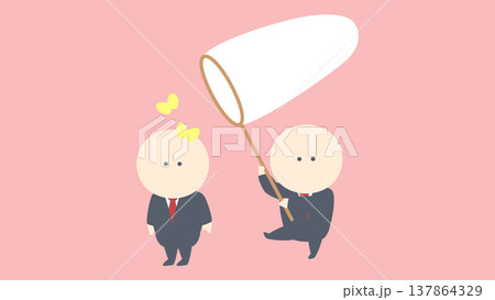 頭に止まった蝶を狙うビジネスマン 137864329