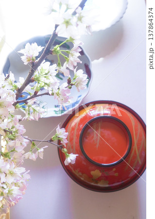 和風のイメージ画像［和食器と桜］ 137864374