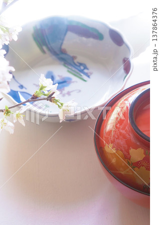 和風のイメージ画像［和食器と桜］ 137864376