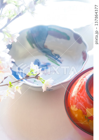 和風のイメージ画像［和食器と桜］ 137864377