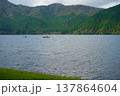 豊かな緑の山々に囲まれた箱根・芦ノ湖をゆく釣り船 137864604