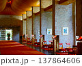 石積みの柱と赤い絨毯が美しい格調高いホテルのロビー 137864606