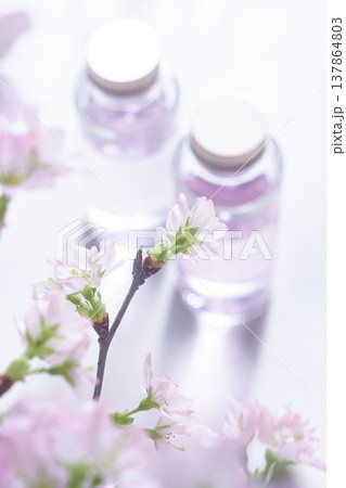 化粧品のイメージ画像［フローラルウォーターと桜の花］ 137864803