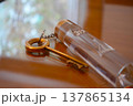 クラシックな真鍮の鍵と透明なアクリルキーホルダーが置かれたホテルのテーブル 137865134