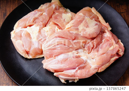 鶏の生もも肉 137865247