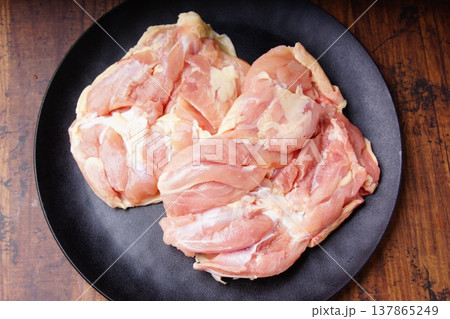 鶏の生もも肉 137865249