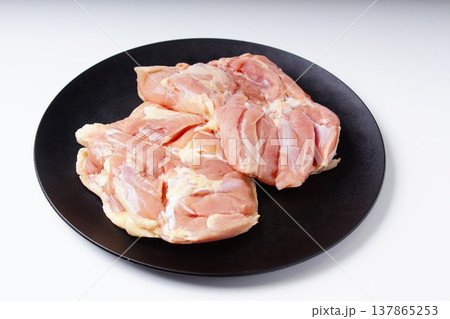 鶏の生もも肉 鶏の生もも肉 137865253