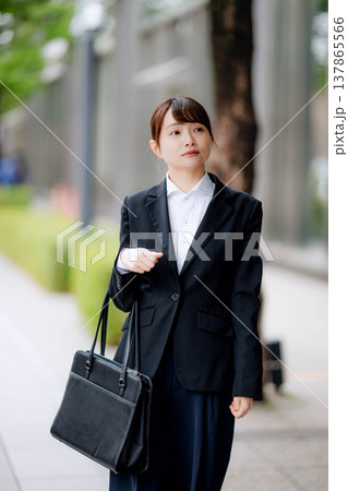 スーツを着た女性 スーツを着た女性 137865566