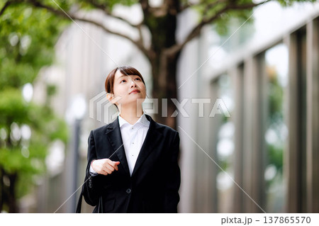 スーツを着た女性 137865570