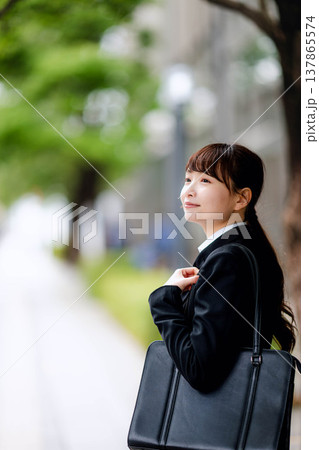 スーツを着た女性 137865574