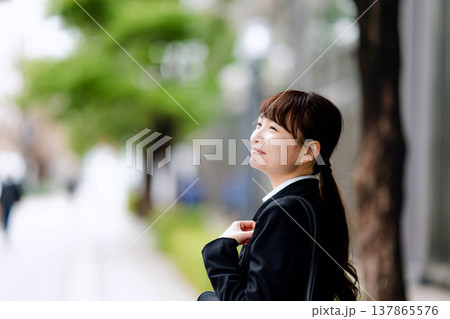 スーツを着た女性 137865576