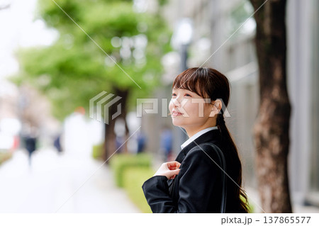 スーツを着た女性 137865577