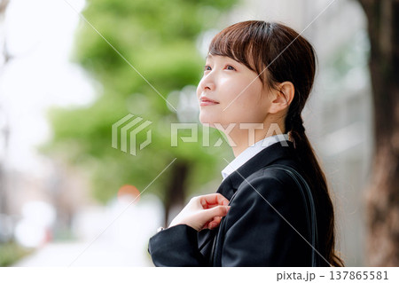 スーツを着た女性 スーツを着た女性 137865581