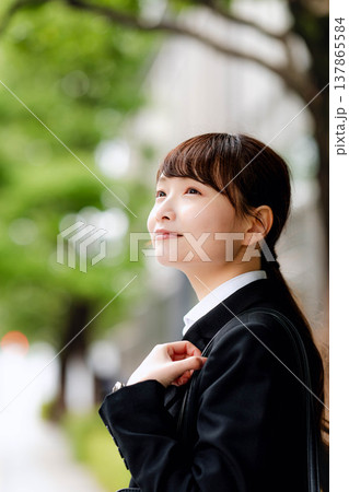 スーツを着た女性 137865584