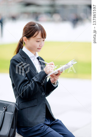 スーツを着た女性 137865597