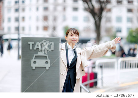 都会でタクシーを待つ若いビジネスウーマン 137865677