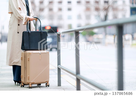 都会でタクシーを待つ若いビジネスウーマン 137865686