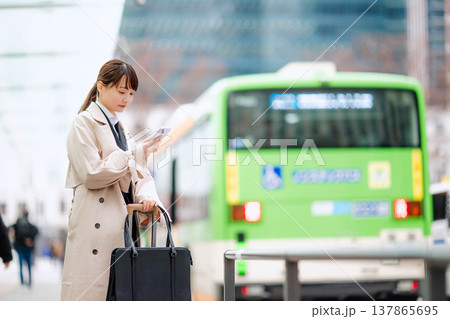 都会でタクシーを待つ若いビジネスウーマン 137865695