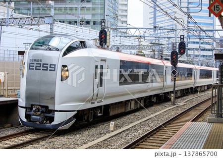 品川駅に入線するE259系成田エクスプレス 137865700